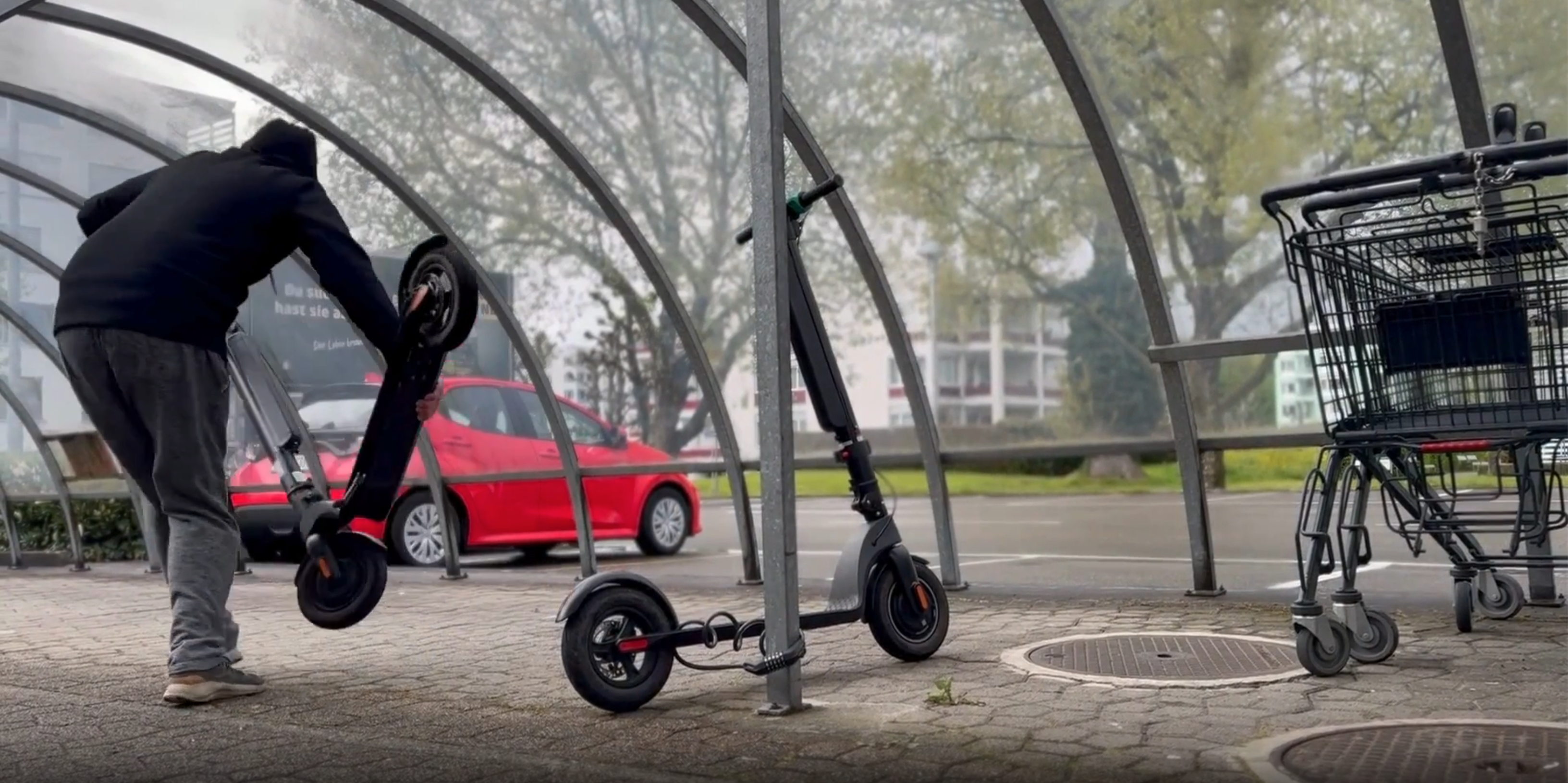 Load video: Theft steals an e-scooter which is not locked.